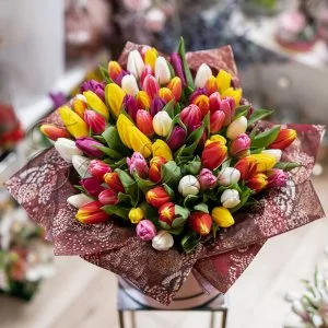 Кутия с 101 разноцветни лалета 
