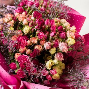 Букет с 51 разноцветни спрей рози - Love Me Tender
