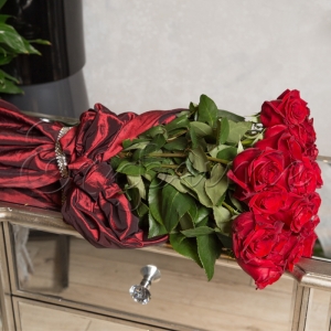 TRUE LOVE - Букет с 25 червени рози