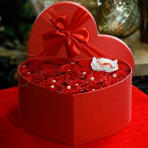 Кутия сърце с рози - Рафаело